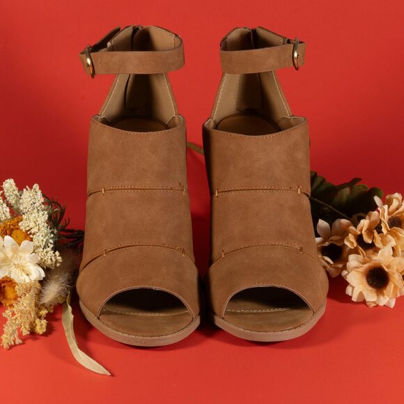 Qupid Ankle Booties Block Heel Peep Toe Side Buckle Color Brown Womens Size 7 - Picture 2 of 12